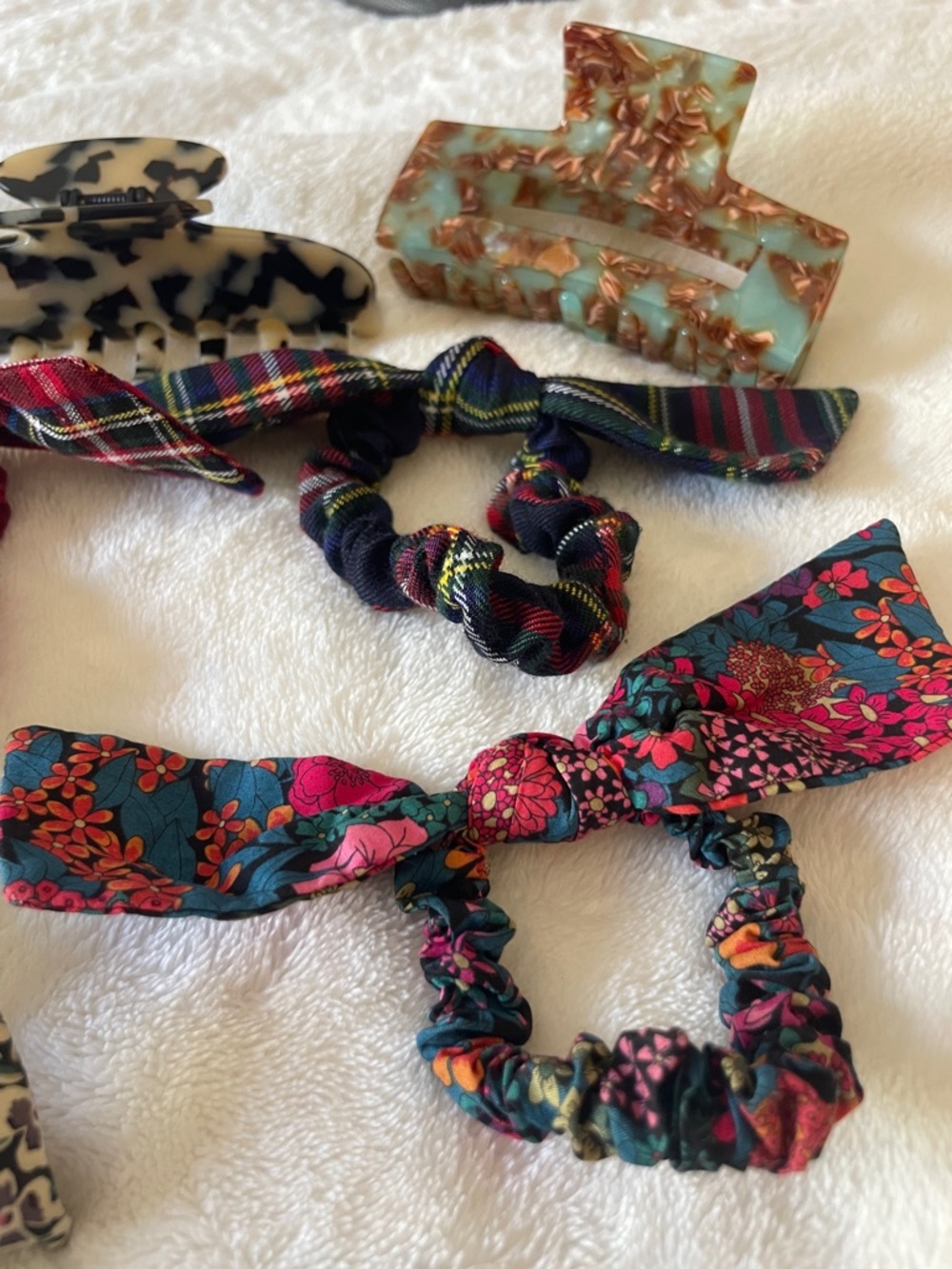 Assorted Women's Hair Clips & Bow Scrunchies - Multicolor - Picture 3 of 12